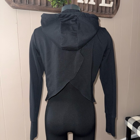 Gymshark • Cross Back Cropped Hoodie - Picture 9 of 10